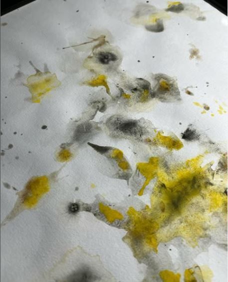 Yellow and gray watercolor detail — Koreoplas / Isabela Córdoba Torres
