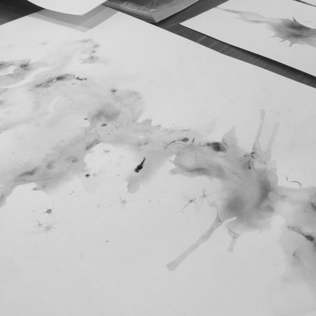 Watercolor paintings on a table — Koreoplas / Isabela Córdoba Torres